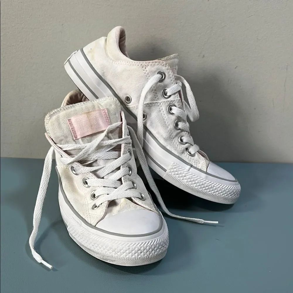 Women's Converse White and Pink Sneakers. With Padded aTongue W8